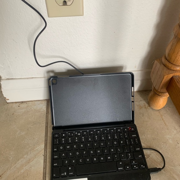 Zagg Black IPad Mini 4 hard shell case with keyboard cord for keyboard included - Picture 2 of 6